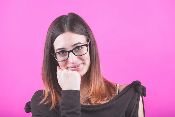 Jonge vrouw portret op Fuchsia achtergrond. — Stockfoto