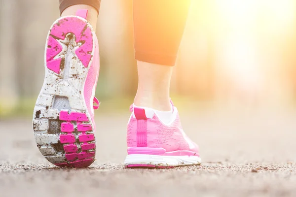 Feminino Runner Shoes close-up antes de correr no parque . — Fotografia de Stock