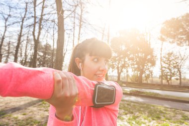 Genç kadın yapıyorum kollar ve omuzlar germe egzersizleri.