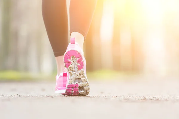Туфли бегущей женщины крупным планом перед бегом в парке . — стоковое фото