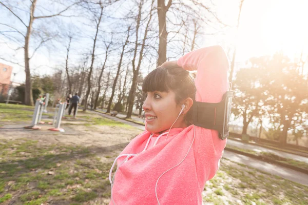 Mujer joven haciendo ejercicios de estiramiento de brazos y hombros . — Foto de Stock