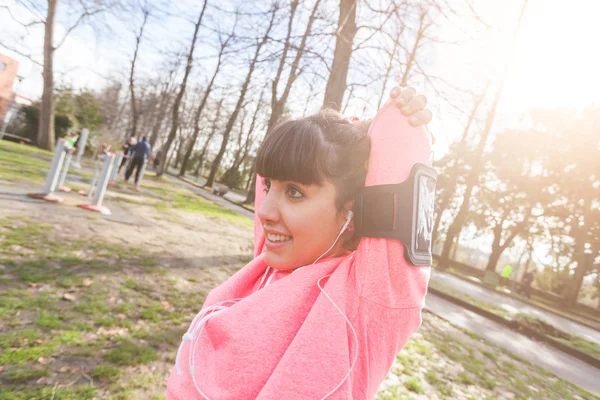 Mujer joven haciendo ejercicios de estiramiento de brazos y hombros . — Foto de Stock