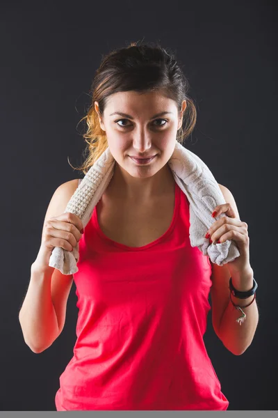 Sportif genç kadın portre siyah arka plan üzerine. — Stok fotoğraf
