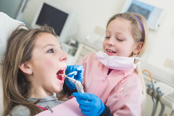 Pequenas meninas dentista e paciente durante o exame dentário . — Fotografia de Stock