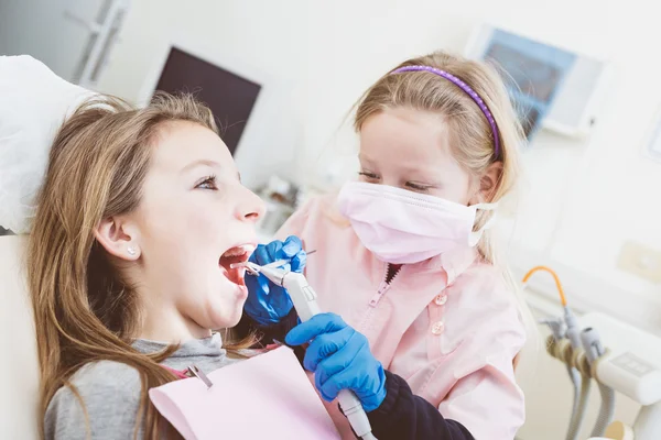 Pequenas meninas dentista e paciente durante o exame dentário . — Fotografia de Stock