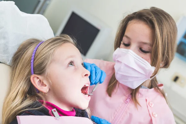 Little Girls Dentist and Patient During Dental Examination. — Stock Photo, Image