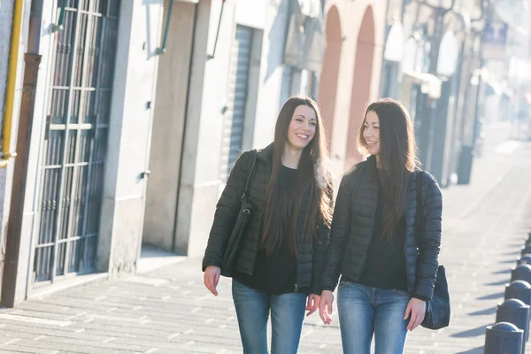 Female Twins Walking on Sidewalk in the City — Stock Photo, Image