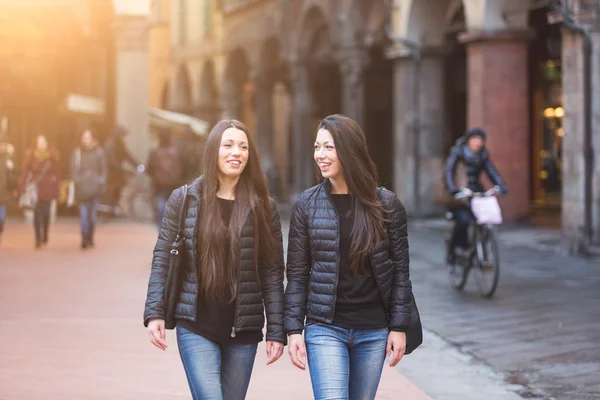 Feminino gêmeos andando na rua interior da cidade — Fotografia de Stock