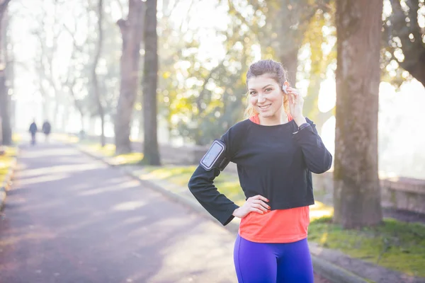 Portret młodej kobiety sportowy w parku — Zdjęcie stockowe