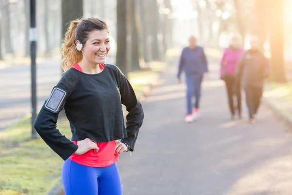 Portret młodej kobiety sportowy w parku — Zdjęcie stockowe