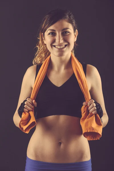 Retrato deportivo de mujer joven sobre fondo negro . — Foto de Stock