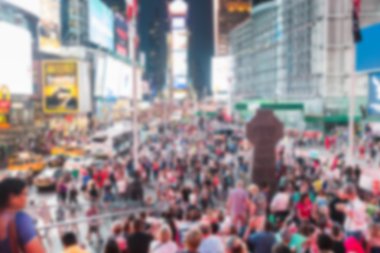 Times Square turist, geceleri kalabalık. Arka plan bulanık.