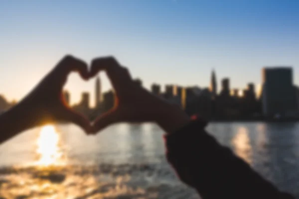 Manos en forma de corazón con el horizonte de Nueva York. Fondo borroso . —  Fotos de Stock