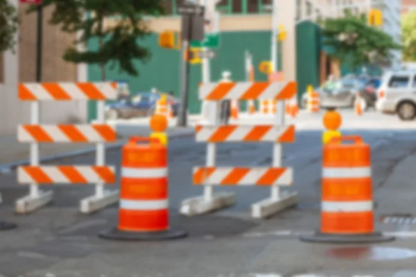 Panneaux routiers sur la rue. Fond flou . — Photo