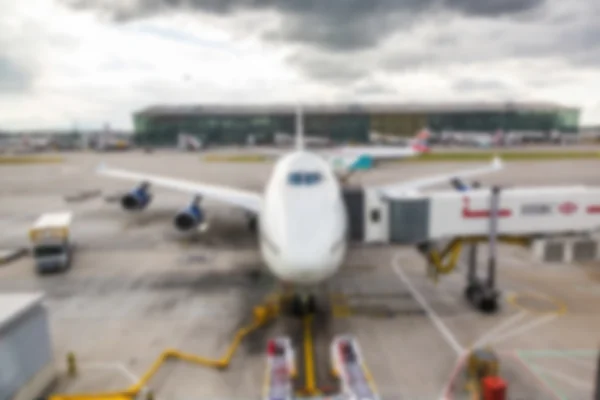 Vliegtuig op de luchthaven. Opzettelijk wazig. Achtergrond klaar Ima — Stockfoto