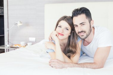 Genç çift yatağa kucakladı
