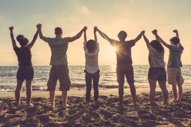 çok ırklı bir grup insan batımını kaldırdı kollarını