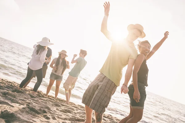 Grupo Multiracial de Amigos Fazendo uma Festa na Praia — Fotografia de Stock