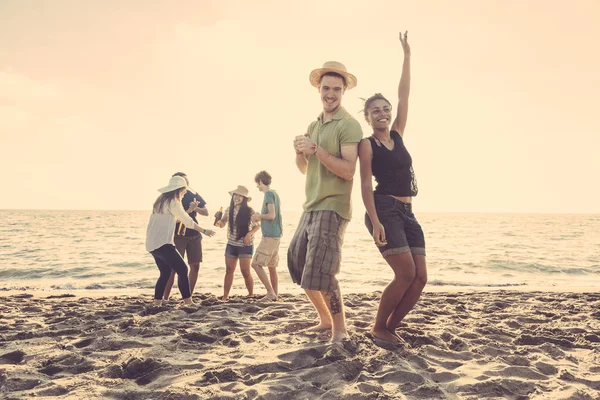 Gruppo multirazziale di amici che danno una festa in spiaggia — Foto Stock