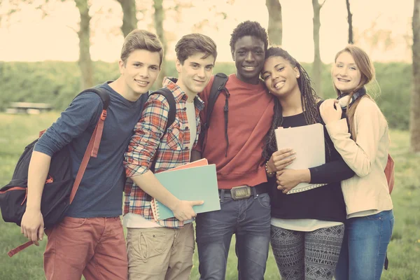 Gruppe multiethnischer Teenager umarmte sich gemeinsam im Park. — Stockfoto