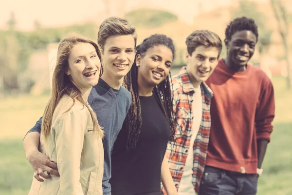 Multi-etnische groep van tieners buiten — Stockfoto