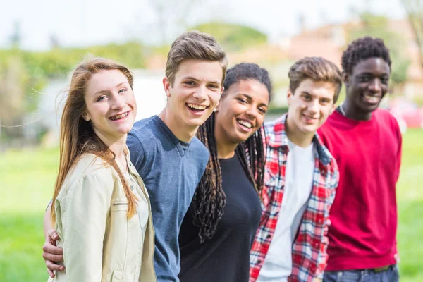 Multietniskt grupp tonåringar utomhus — Stockfoto