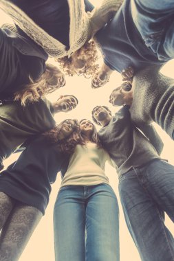 Herkesdaire oluşturacak şekilde kucakladı arkadaşlar çok ırklı grup