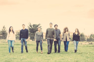 Park 'taki Çok Irklı Arkadaş Grubu