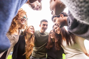 Herkesdaire oluşturacak şekilde kucakladı arkadaşlar çok ırklı grup