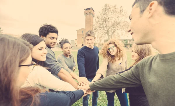 Groupe multiracial d'amis avec les mains dans la pile — Photo