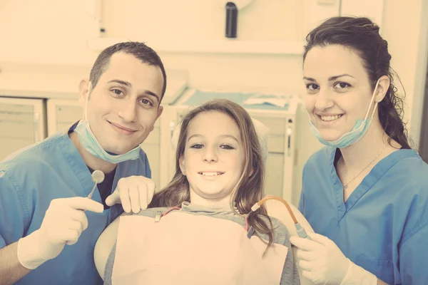 Dentista e Assistente Dentário Retrato com Jovem Paciente — Fotografia de Stock