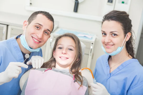 牙医和牙科助理肖像与年轻患者 — 图库照片
