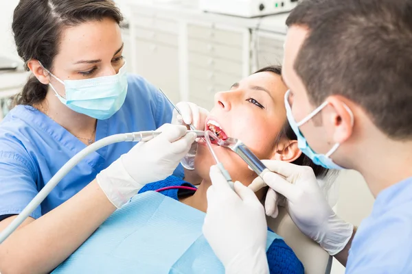 Dentista e Assistente Odontológico examinando Dentes de Paciente — Fotografia de Stock