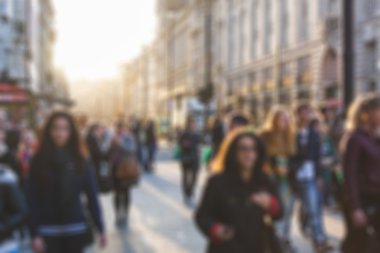 Londra'da, arka plan bulanık kalabalık Caddesi