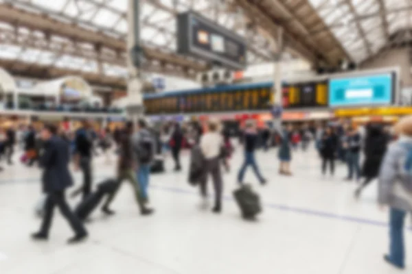 Estación llena de gente durante la hora punta en Londres, fondo borroso — Foto de Stock