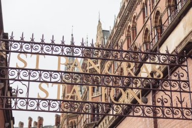 St Pancras Londra arka planda bina ile işareti istasyonu