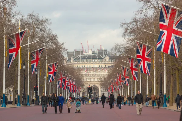 LONDRES, REINO UNIDO - 8 DE MARZO DE 2015: El camino del centro comercial con muchos — Foto de Stock