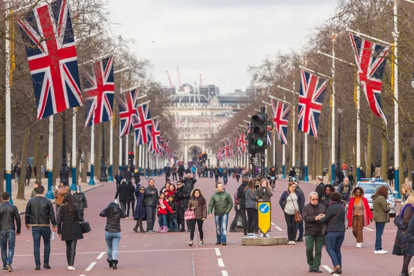 Londýn, Velká Británie - 8 března 2015: The Mall road s mnoha — Stock fotografie