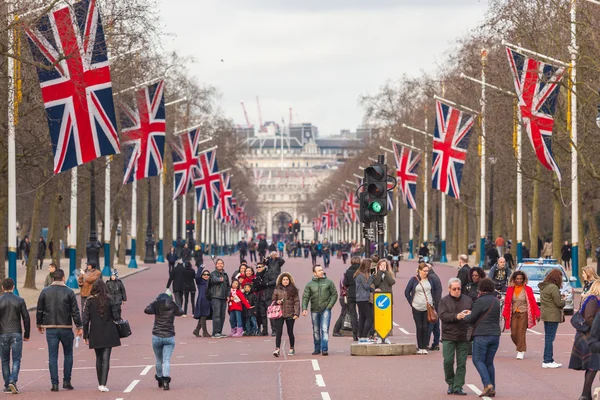 London, Büyük Britanya - 8 Mart 2015: The Mall road birçok — Stok fotoğraf