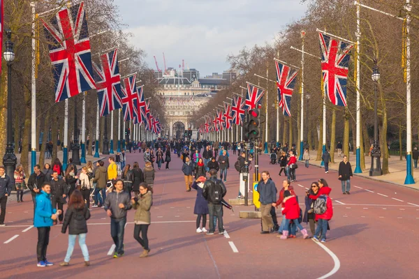 LONDON, YHDISTYNYT KUNINGASKUNTA - maaliskuu 8, 2015: Mall road with many — kuvapankkivalokuva