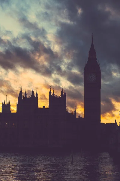 Pałacu Westminsterskiego i Big Ben w Londynie na zachodzie słońca — Zdjęcie stockowe