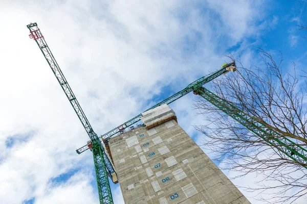 Краны и новый небоскреб на строительной площадке в Лондоне — стоковое фото