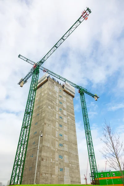 Kräne und neuer Wolkenkratzer auf einer Baustelle in London — Stockfoto