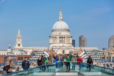 London, Büyük Britanya - 11 Mart 2015: insanlar Millennium Br