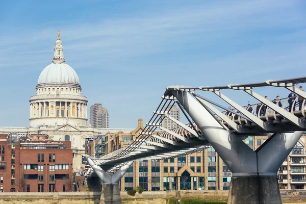 St Paul katedrála a Millennium Bridge v Londýně — Stock fotografie