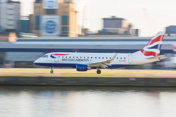 ЛОНДОН, ОБЪЕДИНЕННЫЙ КИНГДОМ - 10 марта 2015 года: British Airways Embraer — стоковое фото