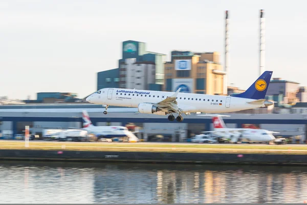 Λονδίνο, Ηνωμένο Βασίλειο - 10 Μαρτίου 2015: Lufthansa Embraer Erj-1 — Φωτογραφία Αρχείου