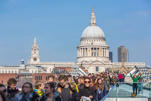 LONDRES, ROYAUME-UNI - 11 MARS 2015 : Les gens du Millénaire Frère — Photo