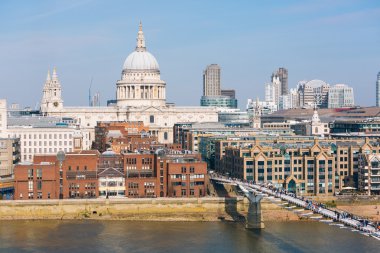 St Paul Katedrali ve Londra'da Millennium Köprüsü