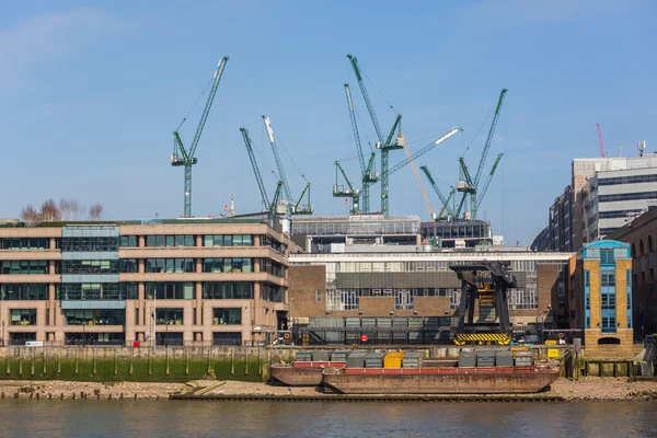 Kräne auf einer Baustelle in London neben der Themse — Stockfoto